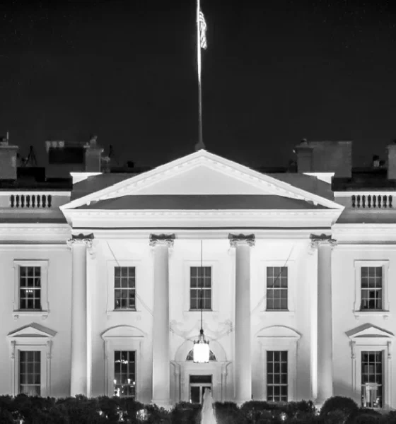 does the president live in the white house